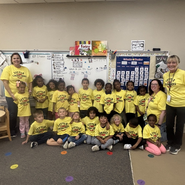 🍎 Crunch, crunch! Our ECC Little Crunchers celebrated Indiana Apple Crunch Day! Director of Child Nutrition Jennifer Pope stopped by today to teach students about apples and give them a chance to taste simple, homemade applesauce! #WarrenWill