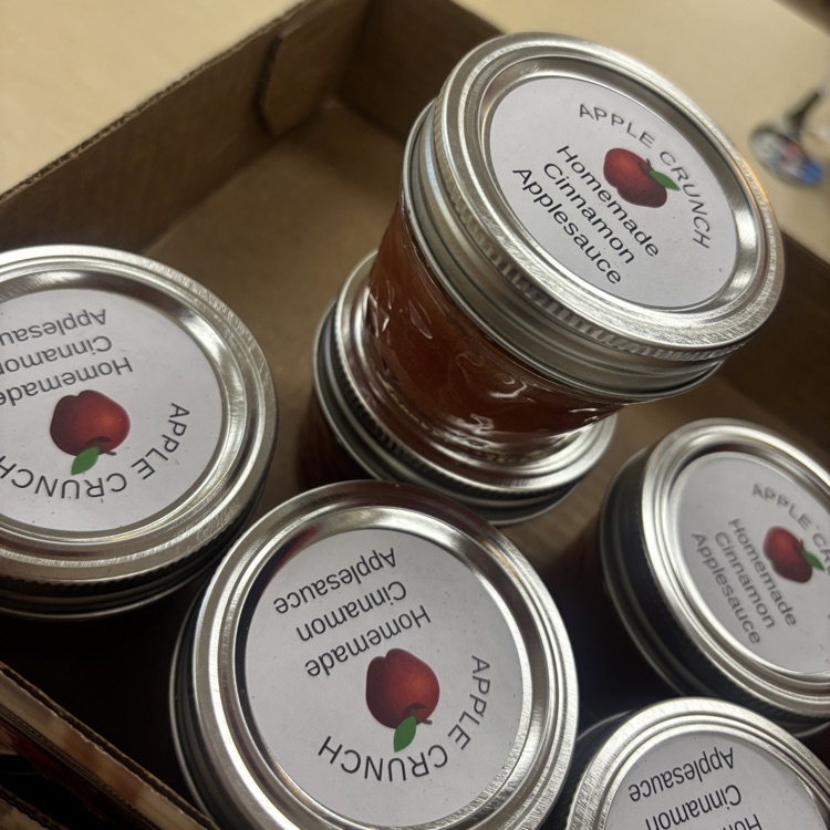 🍎 Crunch, crunch! Our ECC Little Crunchers celebrated Indiana Apple Crunch Day! Director of Child Nutrition Jennifer Pope stopped by today to teach students about apples and give them a chance to taste simple, homemade applesauce! #WarrenWill