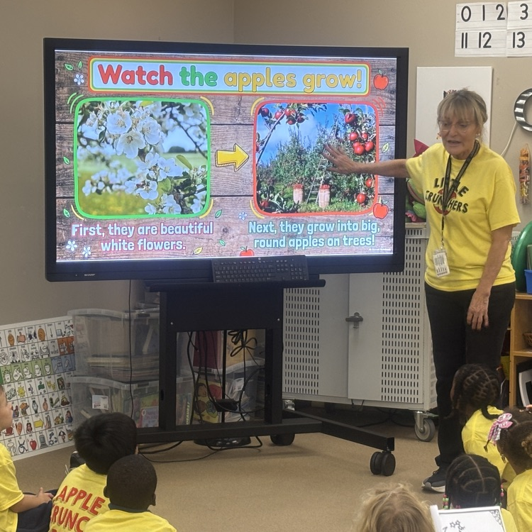 🍎 Crunch, crunch! Our ECC Little Crunchers celebrated Indiana Apple Crunch Day! Director of Child Nutrition Jennifer Pope stopped by today to teach students about apples and give them a chance to taste simple, homemade applesauce! #WarrenWill