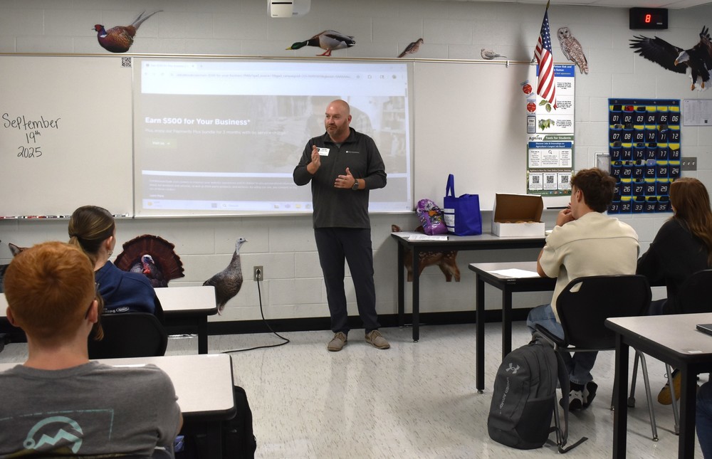 Porter Speaks to Ag Class
