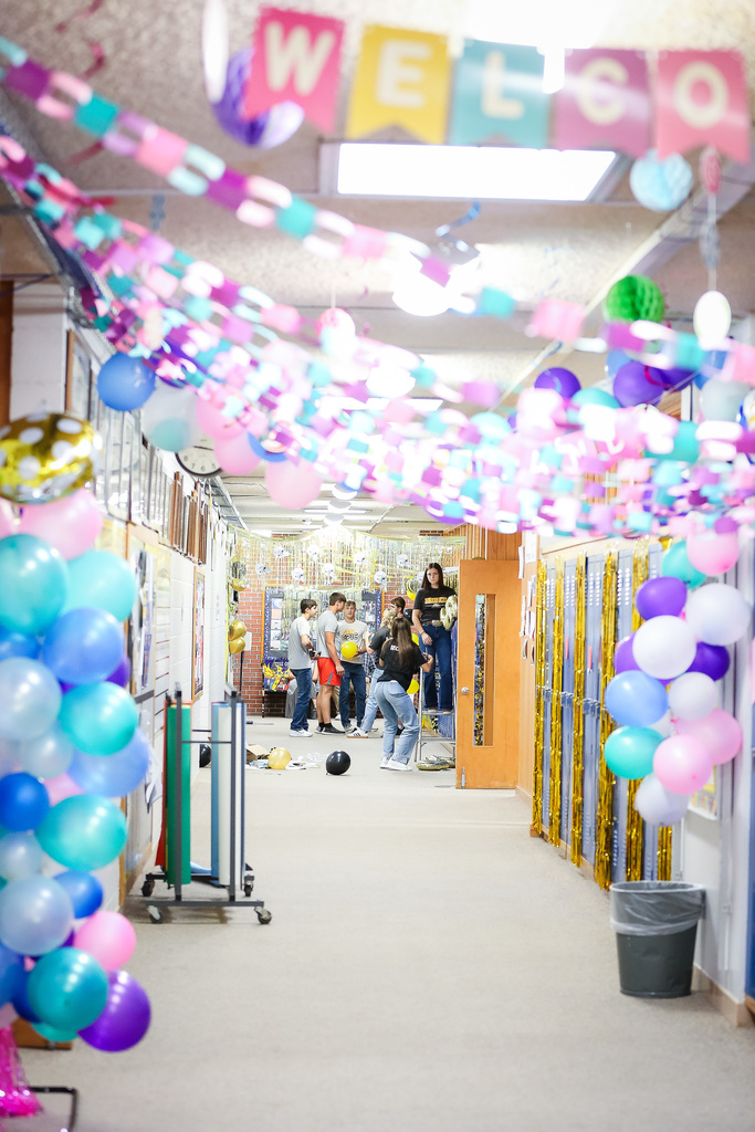 juniors and seniors decorating hallway