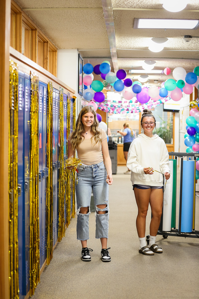 Sophomores decorating hallways