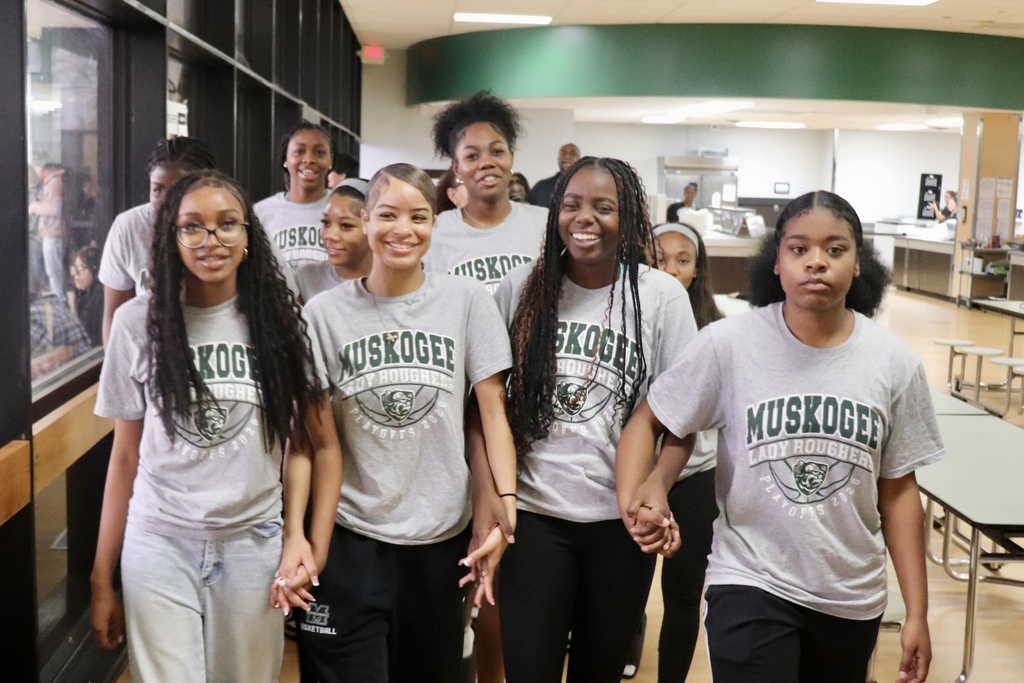 Lady Roughers Baskebtall Team