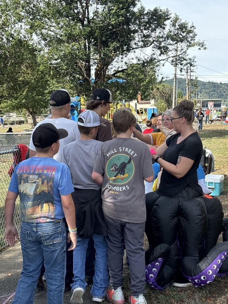 kids waiting in line to get their colorful bracelet
