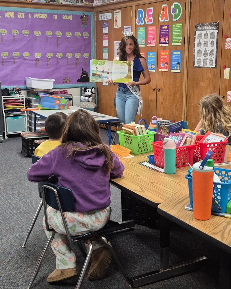 Miss Teen Crossroads reading to third graders