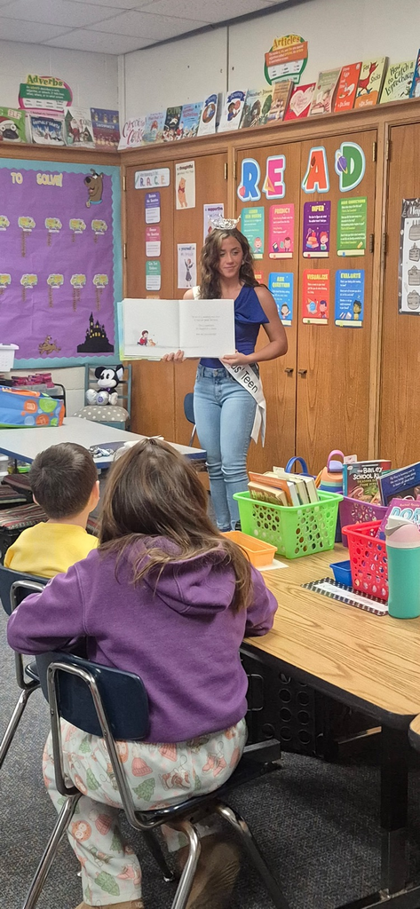 Miss Teen Crossroads reading to third graders