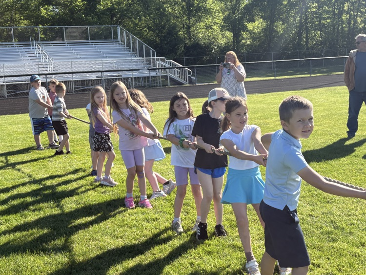 kids playing tug o war at field day