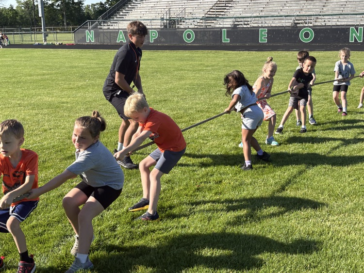 kids playing tug o war at field day