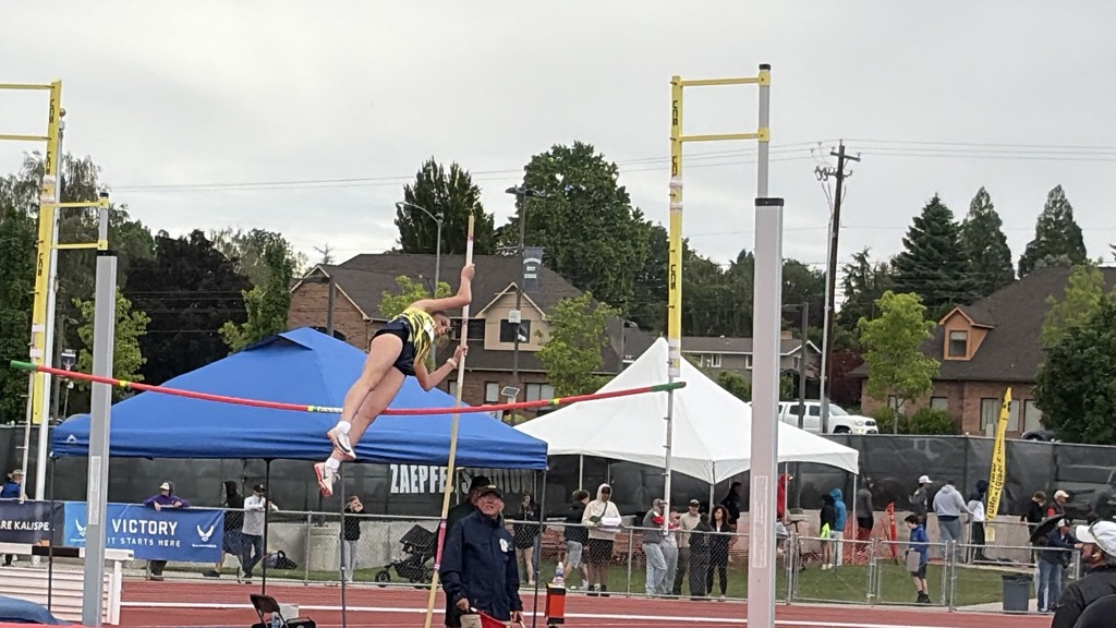Naselle Lady Pole Vaulters