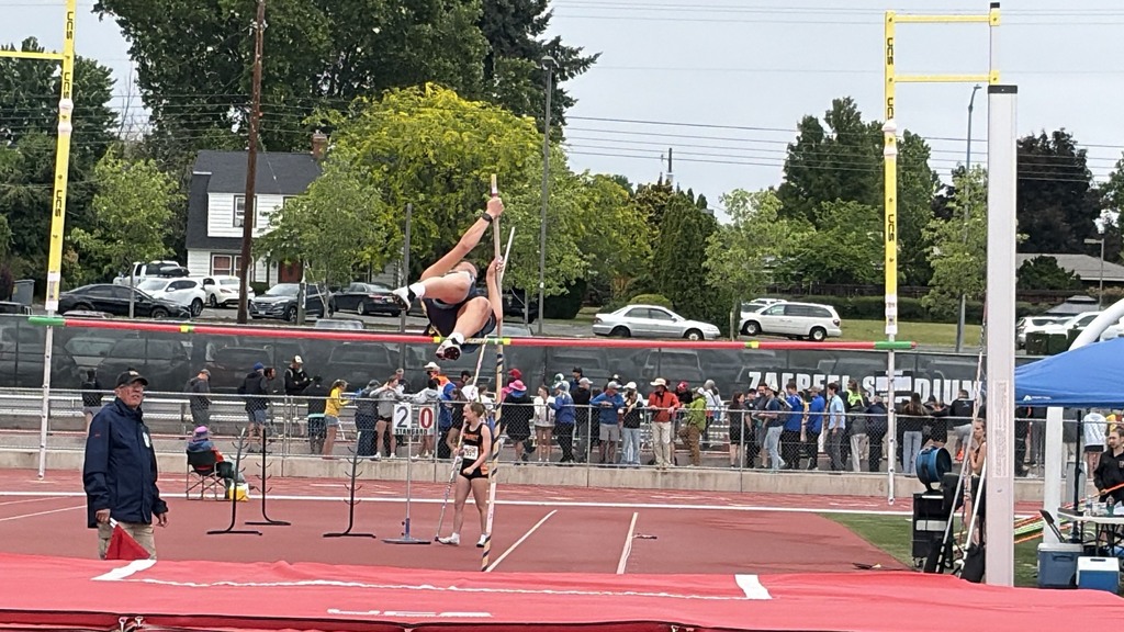Naselle Lady Pole Vaulters
