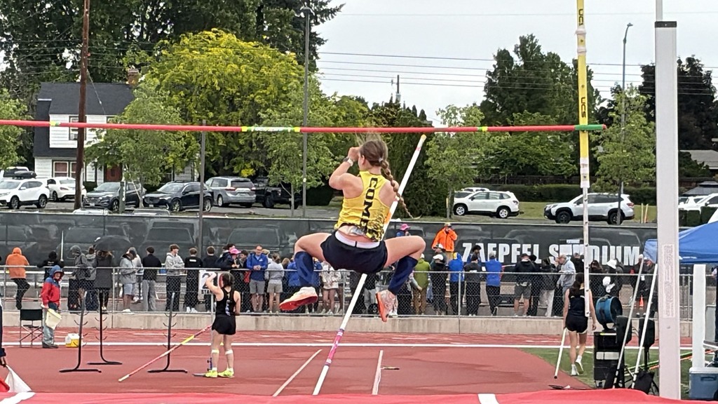 Naselle Lady Pole Vaulters