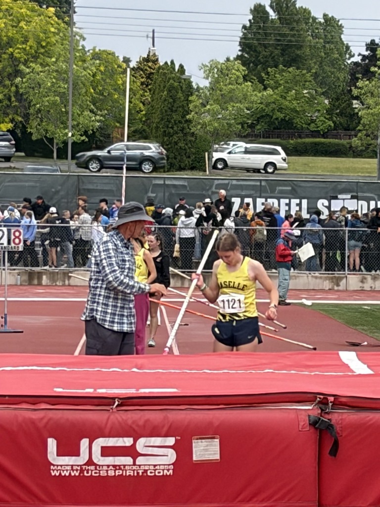 Naselle Lady Pole Vaulters