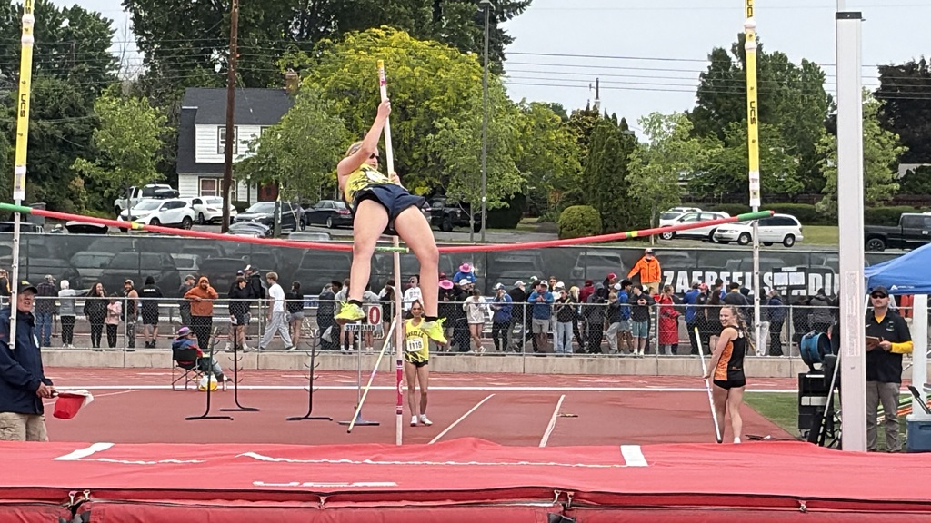 Naselle Lady Pole Vaulters