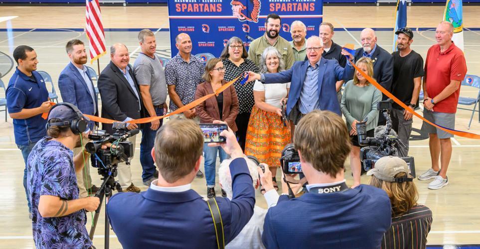 Gov. Walz at Ribbon Cutting