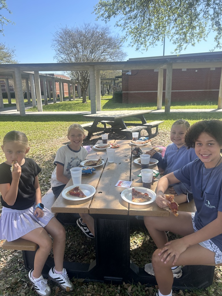 Students enjoying pizza in the courtyard of Callahan Intermediate