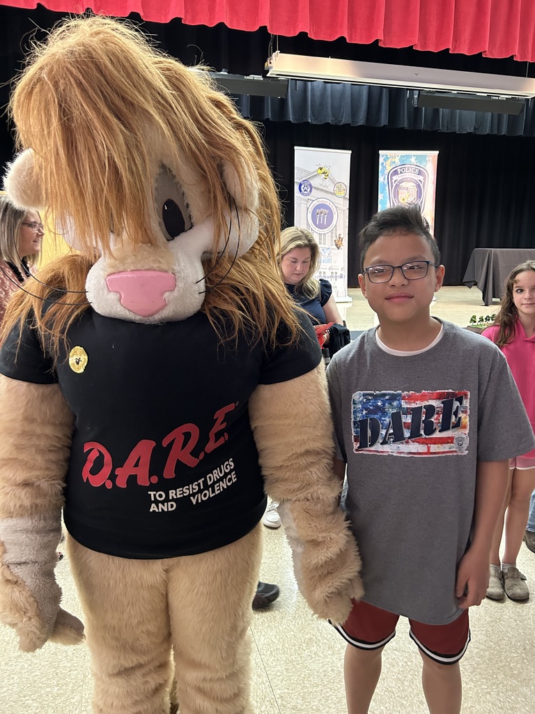 Darren the D.A.R.E. Lion with student 