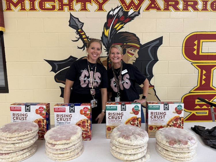  smiling ladies giving out pizza 