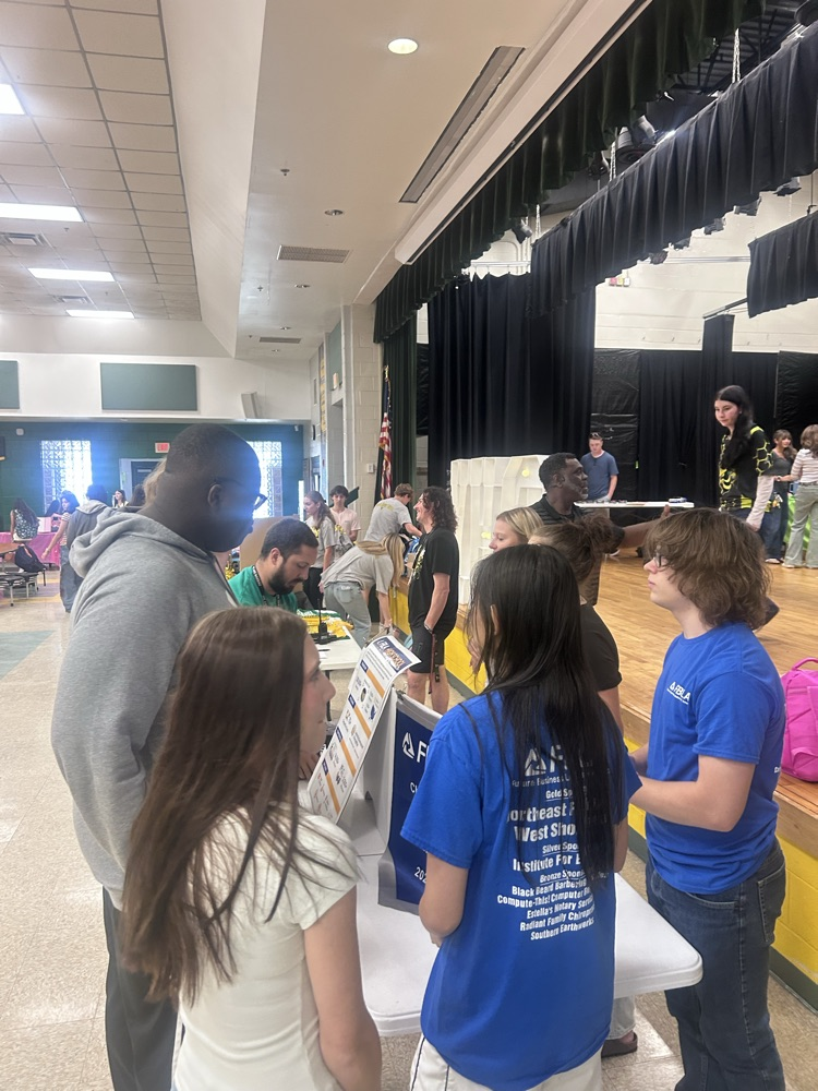 students learning about a club at YHS
