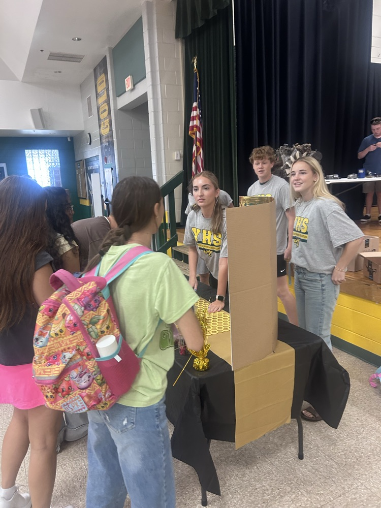 students learning about a club at YHS