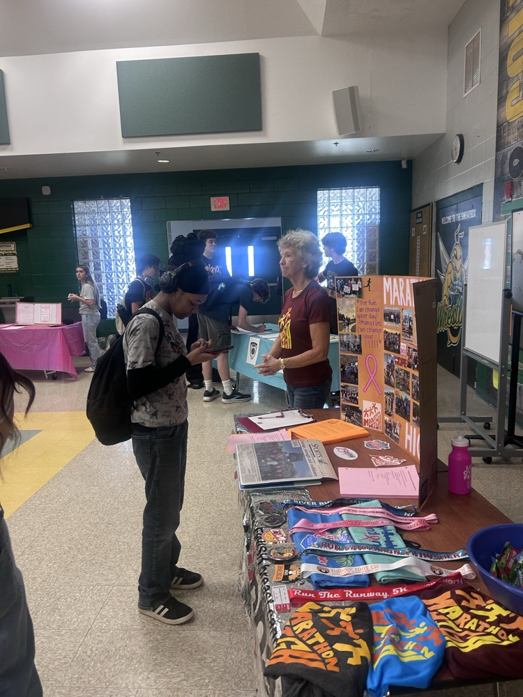 students learning about a club at YHS
