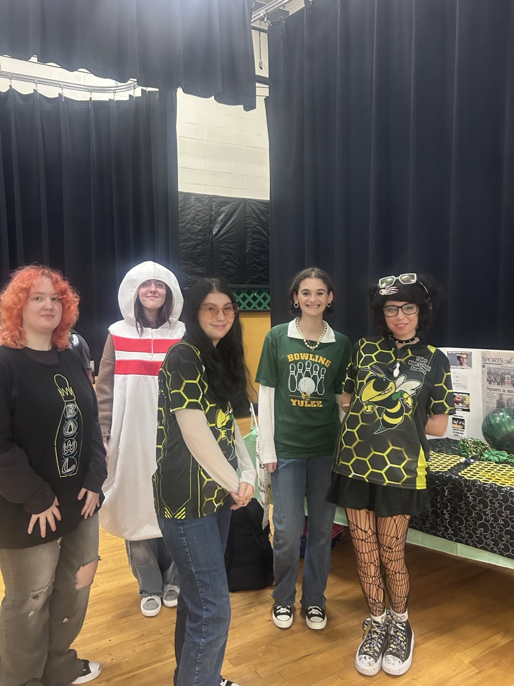 students learning about a club at YHS