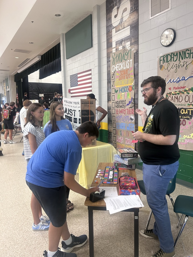 students learning about a club at YHS