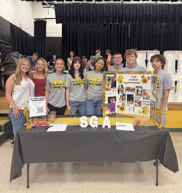 students learning about a club at YHS