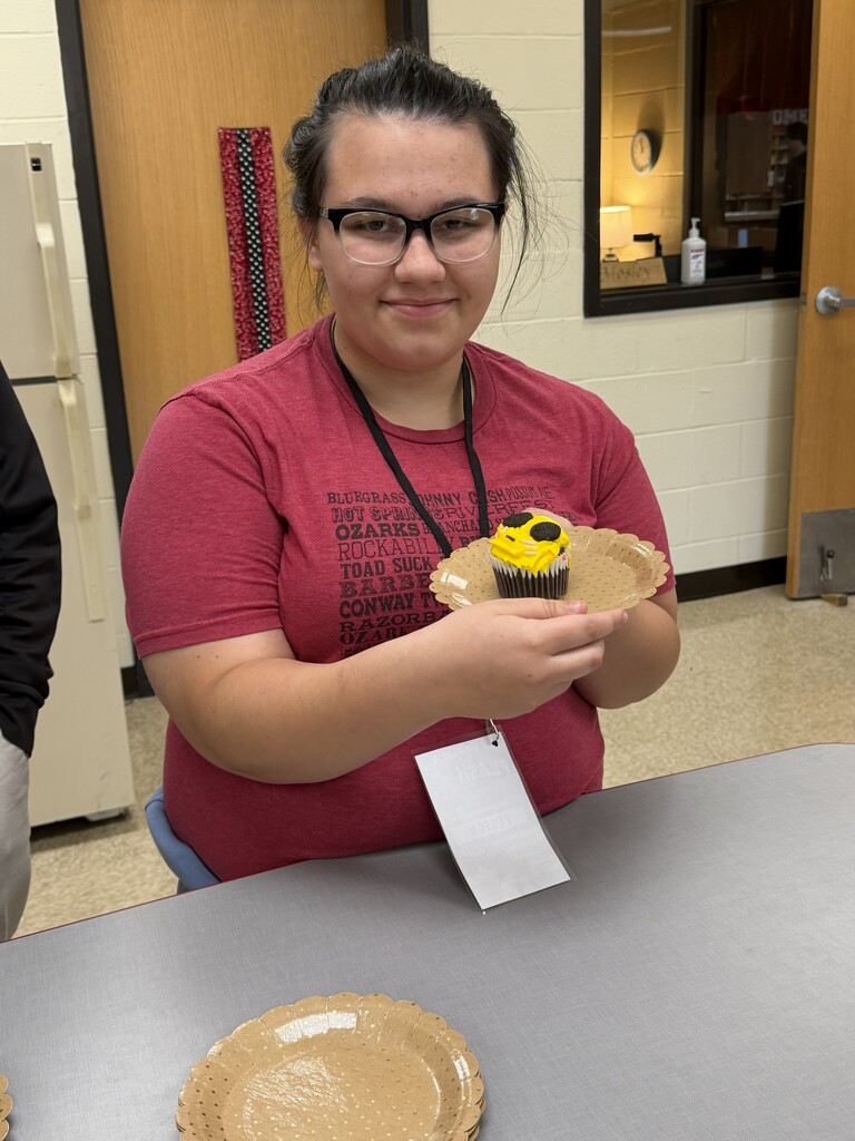 Access students decorating cupcakes