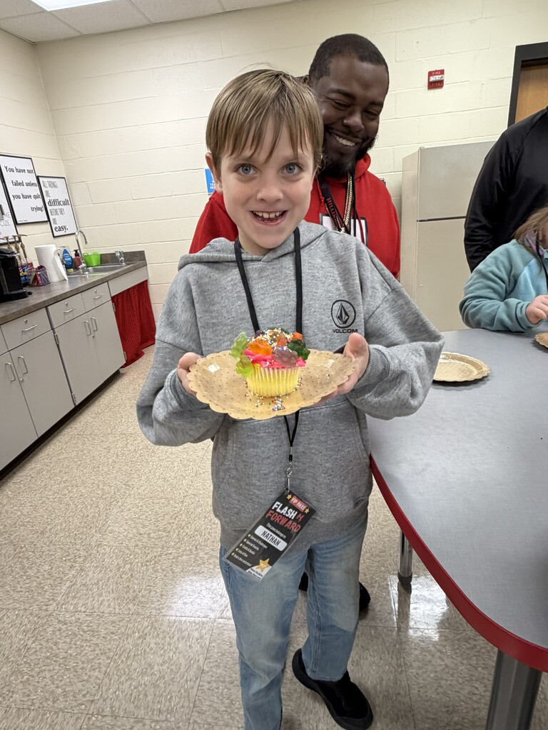Access students decorating cupcakes