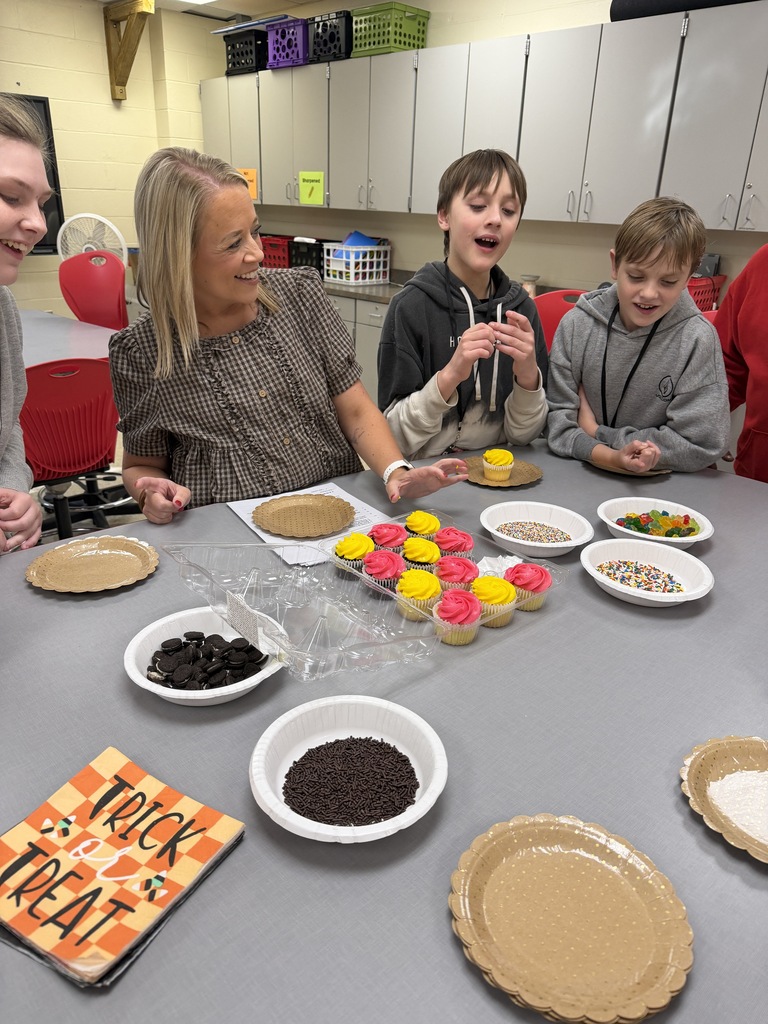 Access students decorating cupcakes