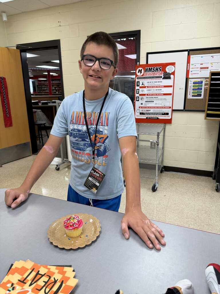 Access students decorating cupcakes
