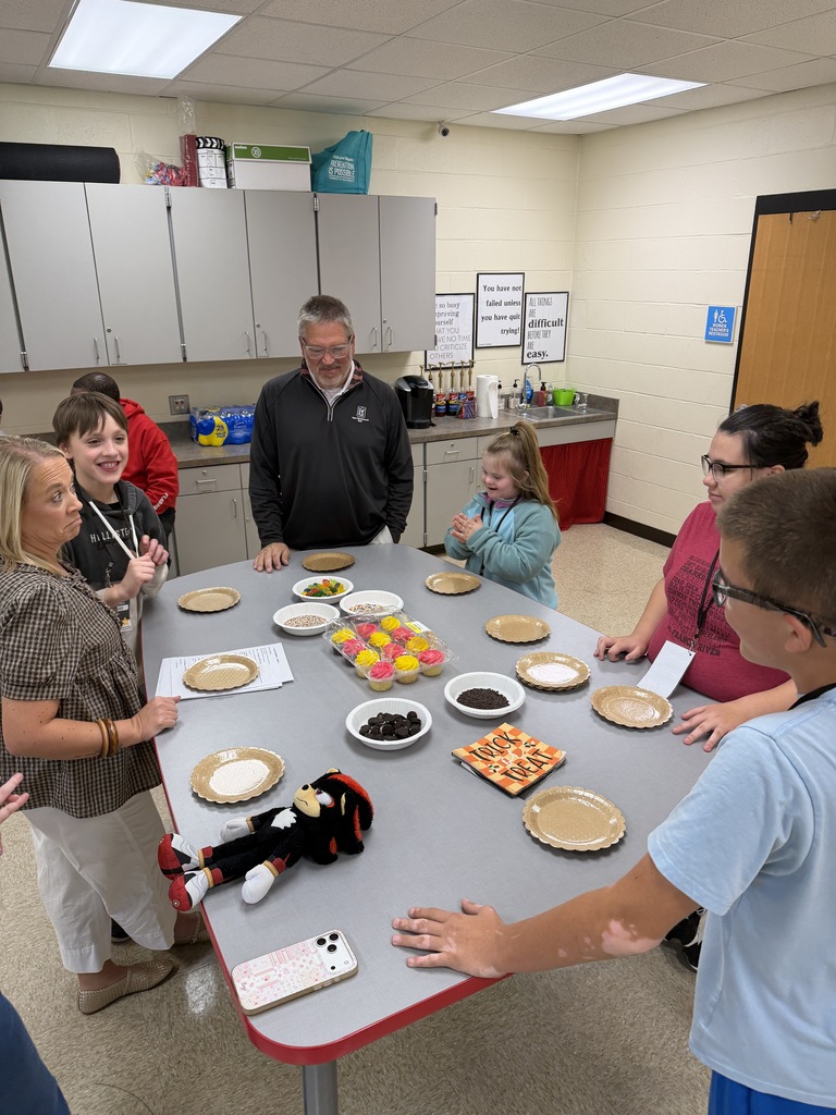 Access students decorating cupcakes