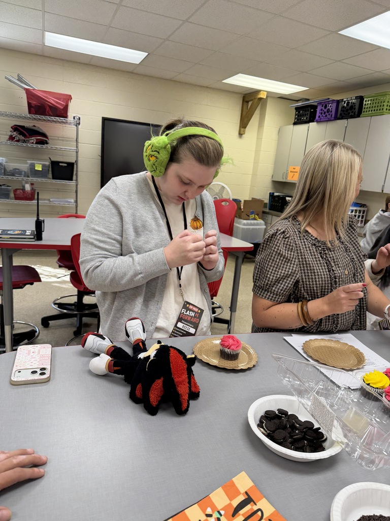 Access students decorating cupcakes