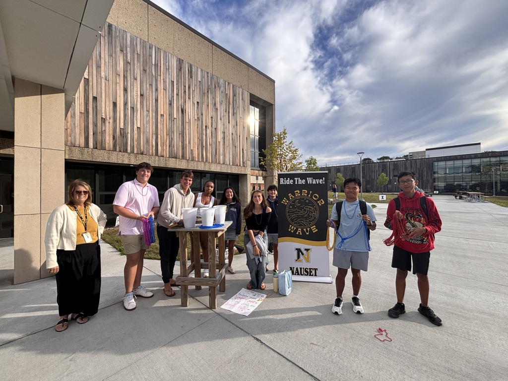 StuCo handing out class color beads in the courtyard