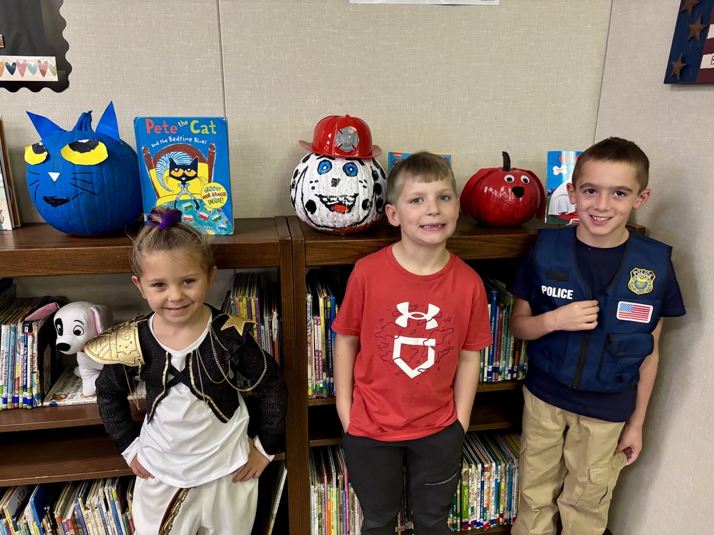 1st grade students with decorated pumpkins.