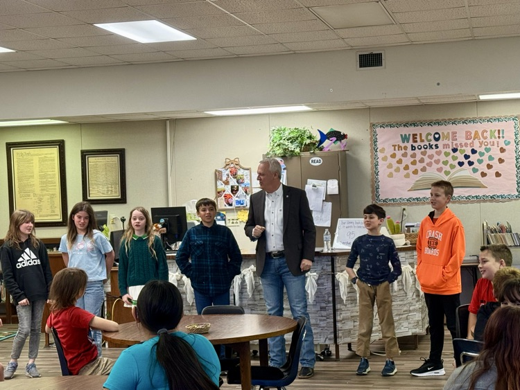 senator with student volunteers 