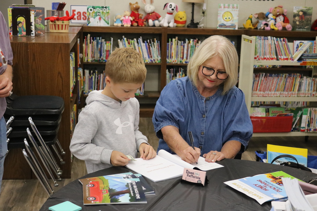 Local Author Dana Patterson visits Navajo