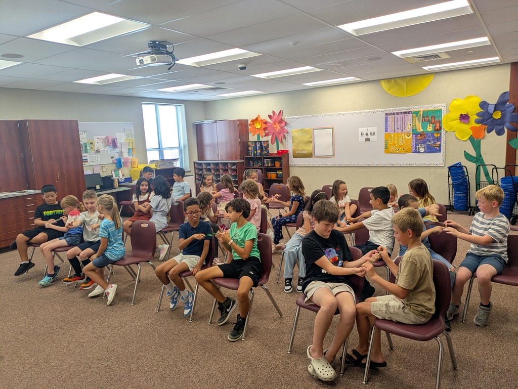 kids in music class