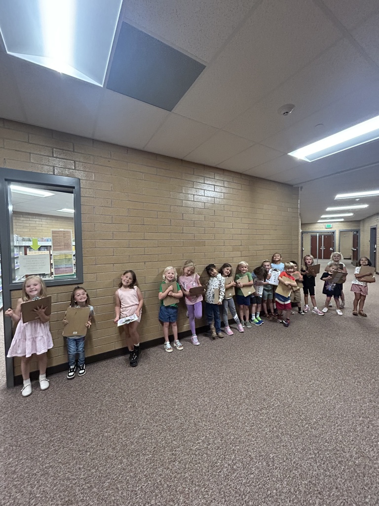 kinders lining up in the hallway