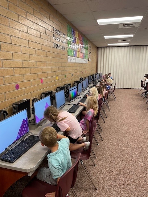 kinders exploring computers