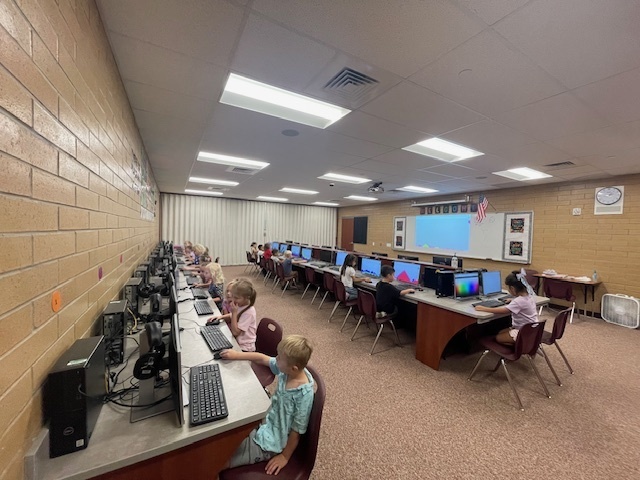 Kinders exploring computers