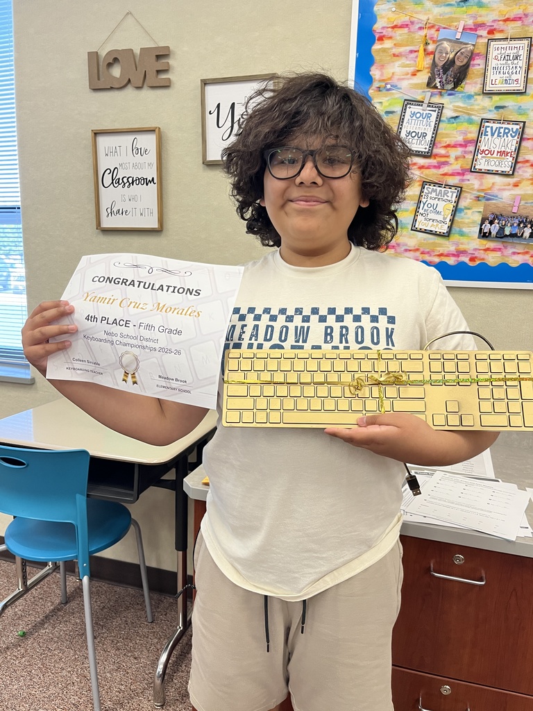 student holding a golden keyboard and a certificate