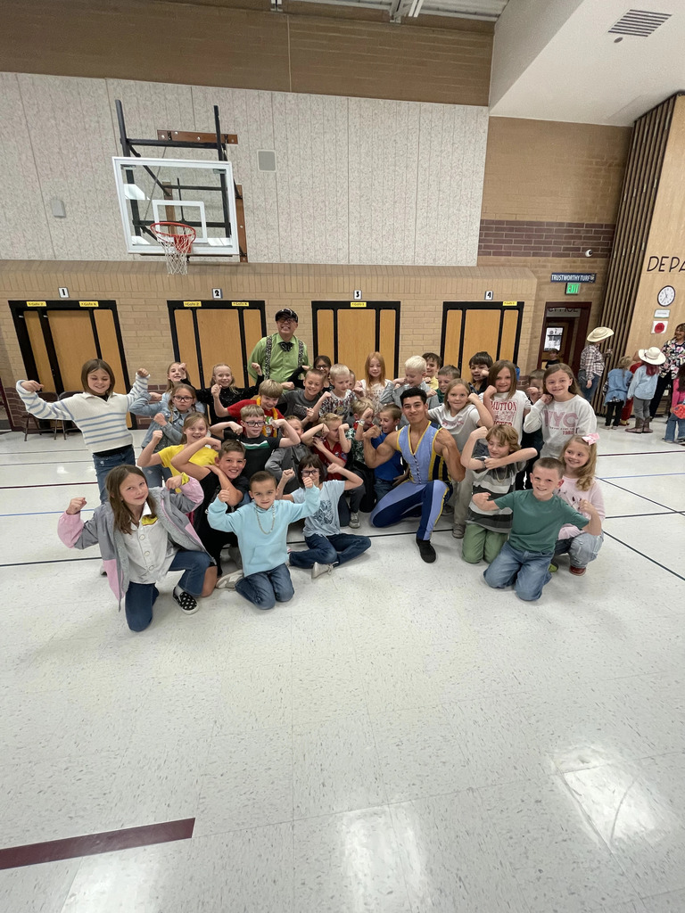 students having a picture with the circus performers