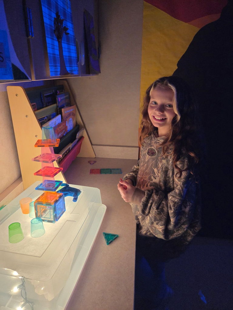 Third grade is currently studying light and sound in CKLA, and Mrs. Nixon’s class had a blast this Friday with some hands-on learning! Students explored shadows, color, light, and all things that glow—it was an exciting way to bring their learning to life.