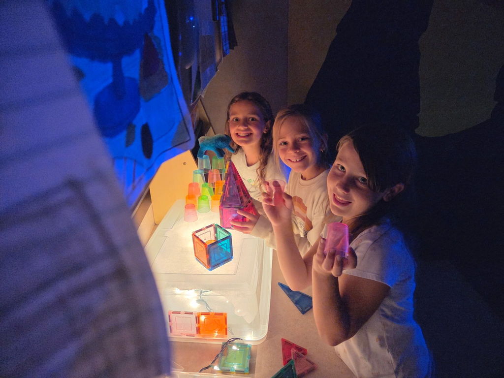 Third grade is currently studying light and sound in CKLA, and Mrs. Nixon’s class had a blast this Friday with some hands-on learning! Students explored shadows, color, light, and all things that glow—it was an exciting way to bring their learning to life.