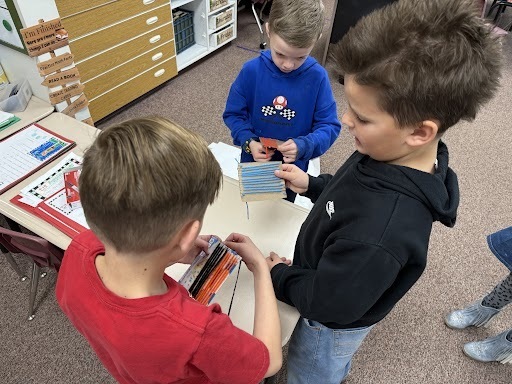 students weaving with yarn