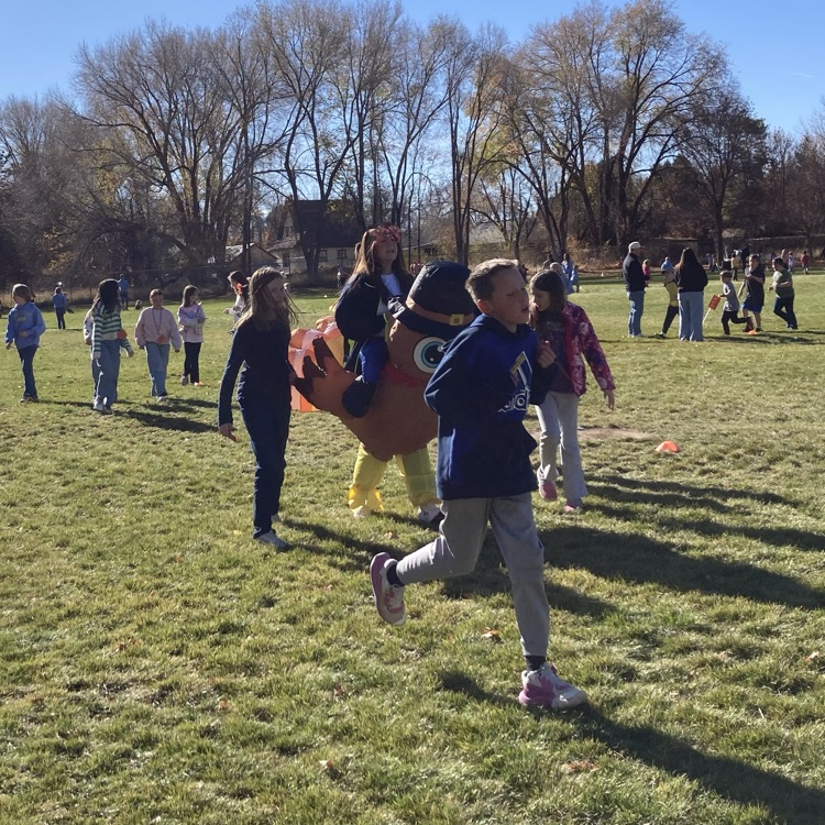 Students and faculty doing the Turkey Trot