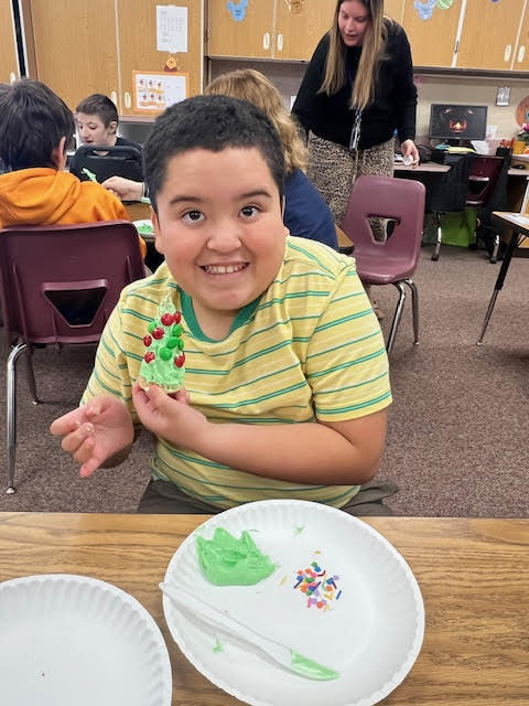 Students decorating a xmas tree
