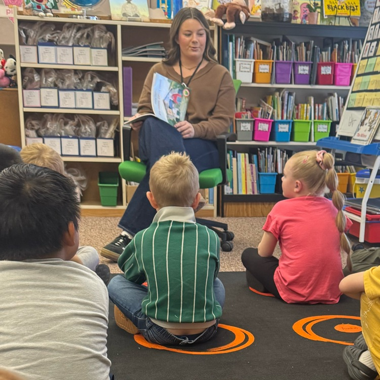 Mrs Cram’s Kindergarten class had special visitors today from Salem High School. They read a fun book about farms. The students really got excited when they found out one of the visitors was Mrs. Jorgensen’s daughter!