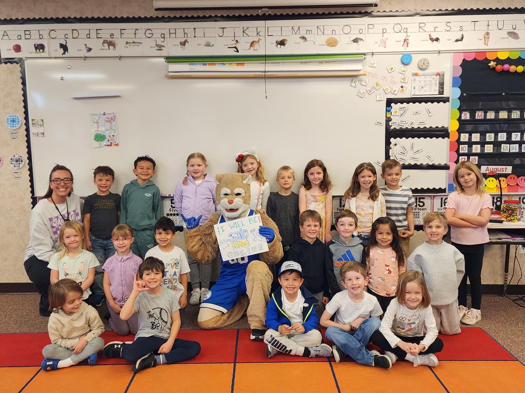 Cosmo posing with a kindergarten class.
